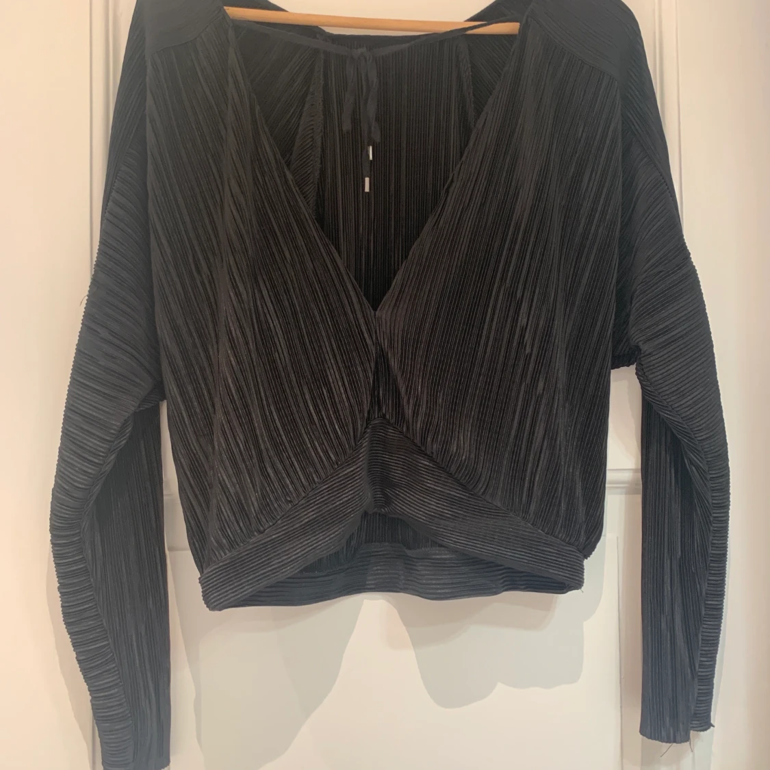 Plisserad svart top - 90