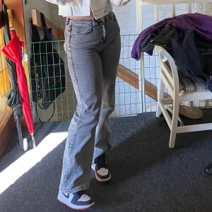 Air jordan Mid - Säljer mina röd/blå jordan mids då de inte kommer till så mycket använding. Jag har använt dem en del och har ägt dem i ungefär ett år. De är i bra skick🤗