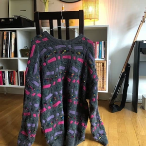 Vintage stickad tröja  - Ett skepp kommer lastat med en otroligt mysig tröja! Köpt på pop butiqe i Göteborg för ett år sedan för 400 spänn. Älskar men trivs inte helt färgerna så denna hänger mest i garderoben å den förtjänar bättre än så, visst???? Passar stl XS-L skulle jag påstå! 
