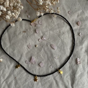 Halsband  - Svart halsband med tre guld berlocker och guld lås ! ❤️ superfint och enkelt passar till allt ! Halsbandet är 35cm långt frakt tillkommer 14kr ❤️❤️