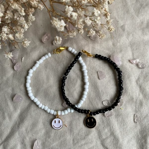 Armband  - Smile armband st kostar dom 15kr frakten ligger på 14kr ❤️❤️❤️❤️