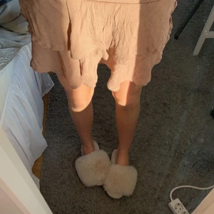 Volang kjol - En beige och svart kjol med volanger, använda endast några fåtal gånger i somras !! 