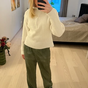 Byxor - Otroligt fina silkes pyjamasbyxor i mycket fint skick, I en superhärlig olivgrön färg😍. Frakt tillkommer på 62:-