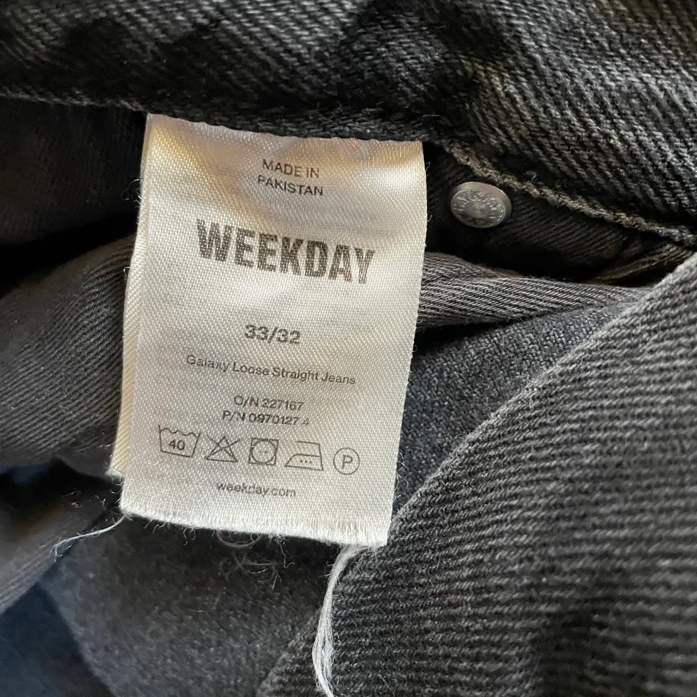 Säljer dessa svarta Weekday galaxy jeans 33/32 då de sitter för löst på mig. Dessa är väldigt vida i benen ska det sägas!  Hör av dig vid frågor! . Jeans & Byxor.