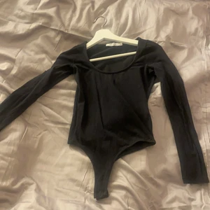 Body från nakd - Svart body från NA-KD. Strl XS. I bra skick. Frakt kan tillkomma