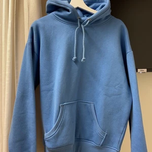 Hoodie - Blå hoodie från bikbok som är använd få gånger, den är i storlek XS men är oversized så den passar S och kanske M också. Denhär fägen säljs inte på bikboks hemsida längre.💙
