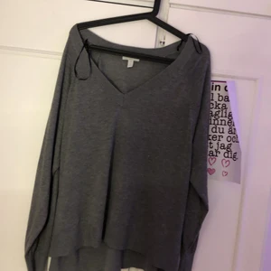 H&M XL 175/116A - Mörkgrå tun tröja ,använd 5 gånger typ, köpte den för 150kr från h&m och säljer den för 90kr. Passar med vit och svart och är rätt så skön för sommar/vår 