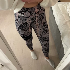 Träningstights  - Träningstights från Stronger strl S. Väldigt stretchiga!