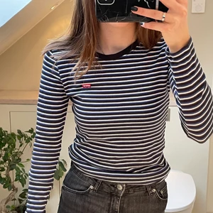 Tröja - Säljer denna fina randiga tröja från Levis, aldrig använd. 