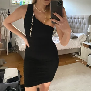 Partyklänning - Säljer en svart offshoulder klänning från hm då jag har liknade. Supersnygg att klä upp eller ner till fest eller middag! Köparen står för frakten.