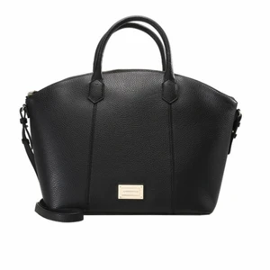 Väska Emporio Armani  - Svart väska från Emporio Armani, i fint skick. Nypris 1045 kr 