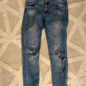 Slitna jeans - Slitna jeans från KappAhl. Storlek 170!!! Säljer för 90kr frakt tillkommer💗💗