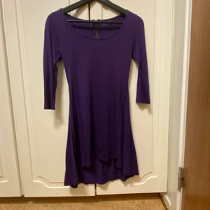 Mörklila enkel klänning - Mörklila enkel klänning med trekvarts ärm och dragkedja bak (se bild 2). Storleksmärkt XS men passar bättre en S. Aldrig använd, endast testad. 