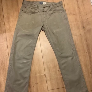 Vintage Levis Jeans 90s ljus gråa - Säljer ett par snygga vintage Levis jeans. Storleken är 30/30. Sitter rakt och svänger ut något ur benen. 