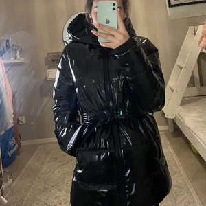 Skinnjacka  - En skinnjacka från H&M i storlek s.