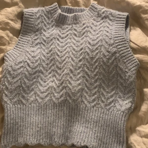 Blå stickad T-shirt  - Jätte fin blå stickad väst/topp från zara men tyvärr inte kommit till användning så mycket💞