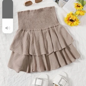 Volang kjol - En snygg kjol som jag köpte i somras! Aldrig använd! Strl L, men skulle säga att den även passar M bra!