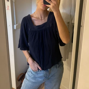 Kortärmad blus, strl XS  - Jättegullig blus i storlek XS✨Älskar den kantiga urringningen både bak och fram. Supersnygg!💓