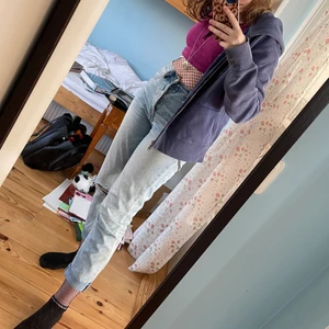 ripped straight jeans - ripped jeans mom/straight passform från schweiz företaget tally weijl. en av mina favoriter ett långt tag, säljer pga att dom ej passar mig längre. jag har vikt upp dom så dom är egentligen lite längre 