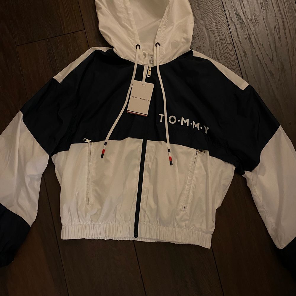 Mycket fin Tommy Hilfiger vindjacka som aldrig är använd. Lappar sitter kvar, så den är i originalskick som den var i butik. Helt ny, nyskick Har aldrig använts då jag köpte fel storlek men kunde inte lämna tillbaka då jag inte köpte den här jag bor. Den har bara hängt i garderoben ett tag då jag inte haft någon användning för en jacka som inte passar mig! Men nu hoppas jag att den får en ny ägare som kan använda den! Det är storlek xs dam och kostade ny 999kr (Jackan är nog slutsåld överall. Jackor.