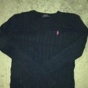 En nästan helt oanvänd stickad tröja från pola Ralph Lauren💗Den är mörkblå med ett rosa märke på bröstet. Frakten ingår i priset❤️storleken är liten
