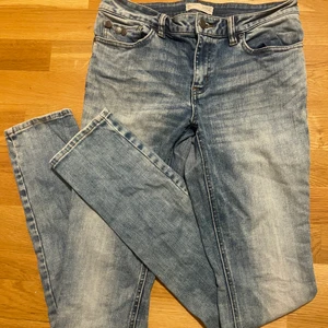 Blåa odd molly jeans  - Säljer mina lowrise odd molly jeans❤️ Jätte bra kvalite och sällan använda.Denna modellen säljs längre ej i butik och dom är köpta på odd molly butiken för 700kr❤️ Det är strl 3 vilket motsvarar M/L men dom är rätt så tajta och har inte så mycket strescht så dom passar även S men det beror helt på hur man vill dom ska sitta❤️