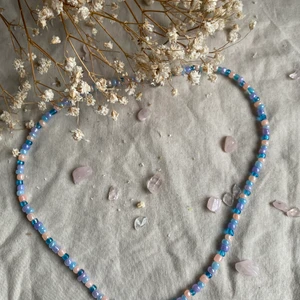 Pärlhalsband  - Pärlhalsband med olika färger super fin ! Frakt kostar 14kr halsbandet är 35cm långt 💗💗💗💗