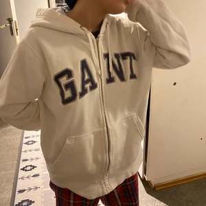 Gant kofta - Säljer denna kofta pågrund av att den ej mer kommer till någon användning vill bara bli av med den så det går att disskutera priset. Köparen står för frakten