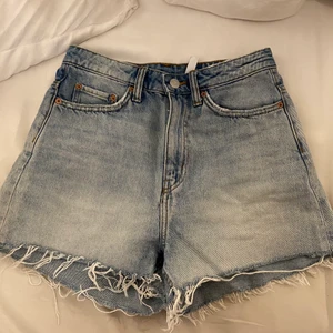 WEEKDAY SHORTS - Weekday shorts i modellen row💖 storlek 36 och högmidjade🌸