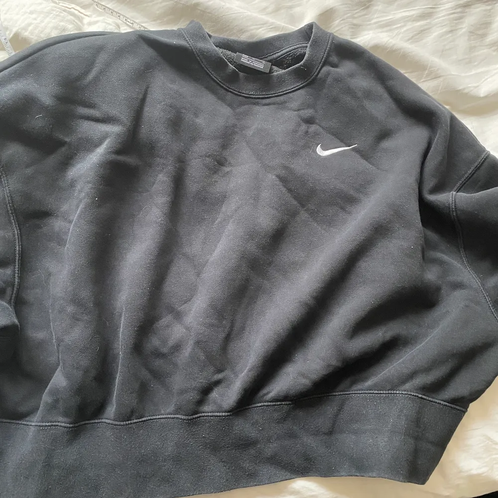Lite croppad sweatshirt från Nike strl M men passar xs och s . Hoodies.