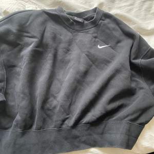 Lite croppad sweatshirt från Nike strl M men passar xs och s 