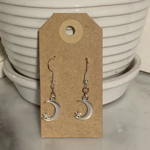 Silverörhänge månskära  - Månskäran används ofta som en symbol för Islam. Islamofobin är ett otroligt stort samhällsproblem idag. Dagligen blir muslimer utsatt för rasism. Den mänskliga rättigheten om religionsfrihet kränks runt om i världen. Tillsammans så värnar vi om våra mänskliga rättigheter! (P.S krokarna är i sterling silver och nickelfria )