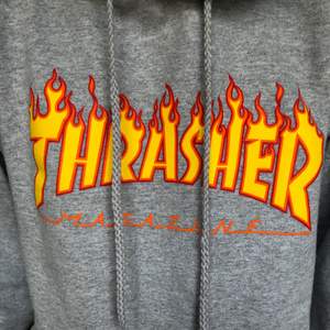 Säljer denna gråa klassiska hoodie från Thrasher som inte längre används. Nypris 1200kr.   Kontakta för frågor, pris kan alltid diskuteras!
