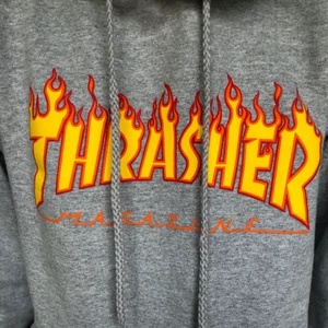 Grå Thrasher hoodie storlek S - Säljer denna gråa klassiska hoodie från Thrasher som inte längre används. Nypris 1200kr.   Kontakta för frågor, pris kan alltid diskuteras!