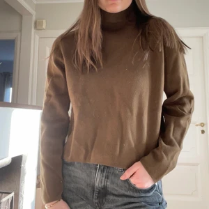 & Other stories tröja - Säljer denna tröja från & other stories, den har en grön brun nyans. Kommer tyvärr inte till användning hos mig så den behöver ett nytt hem. Kolla gärna in mina andra kläder som jag säljer, gör en total uträkningarna! Kan säkert ordna ett paketpris😉