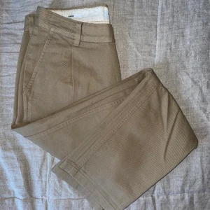 Breda beiga jeans 31/34 - Ett par beiga ”loose” jeans från Jack and Jones. Storleken är 31 i midjan och 34 på längden, däremot är dem lite korta på mig så skulle säga att längden snarare är 33.