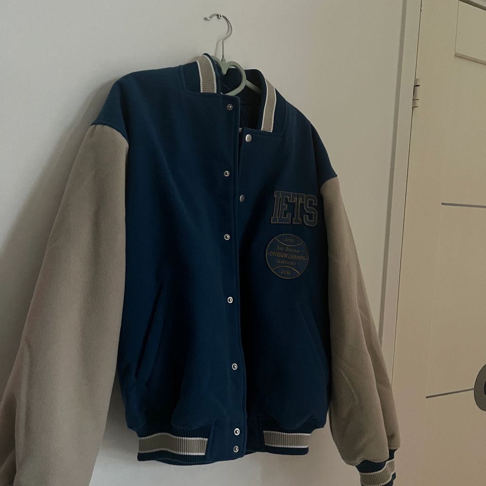 Nu säljer jag min fina varsity jacka då den inte kommer till användning. Jackan är bara använd ett fåtal gånger och är i nyskick. Jackan är köpt för 1100 på urbanoutfitters i storlek small men är oversized som ni ser på bild två💓 skriv privat vid intresse 💓. Jackor.