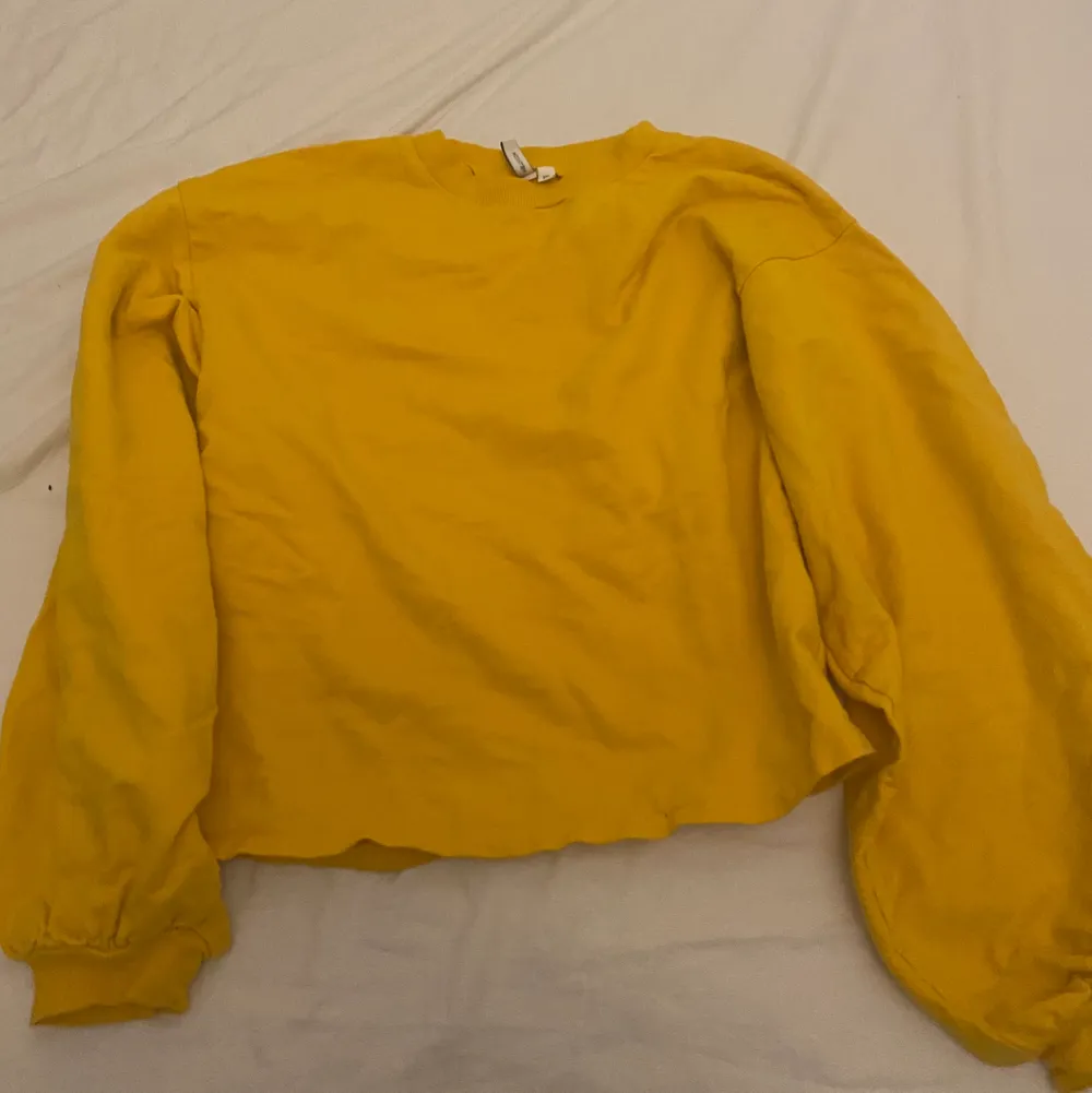 Säljer denna tröjan från Nelly använd ett par gånger storlek xs. Tröjor & Koftor.