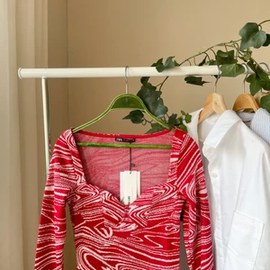 Stickad klänning  - Stickad klänning från Zara. Så fin! Var förliten för mig tyvärr:/ Storlek S men jag skulle säga att det är en xs. Helt ny med lappen kvar! Frakt tillkommer på 50:)