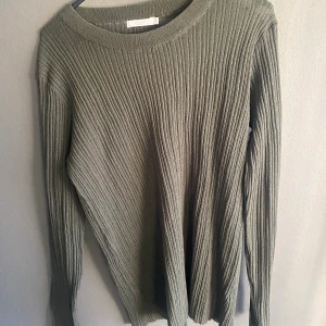 grön tunn tröja  - lite genomskinlig men man behöver inte ha någon tröja under om man har på sig. Den är lite mer olivgrön i verkligheten. Skriv vad du tycker är bra summa så kan vi komma överens. (minst 100)