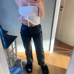 Skinnbyxor - Säljer dessa as balla skinnbyxor från H&M!! Gammal kollektion!! Är 1,66 lång