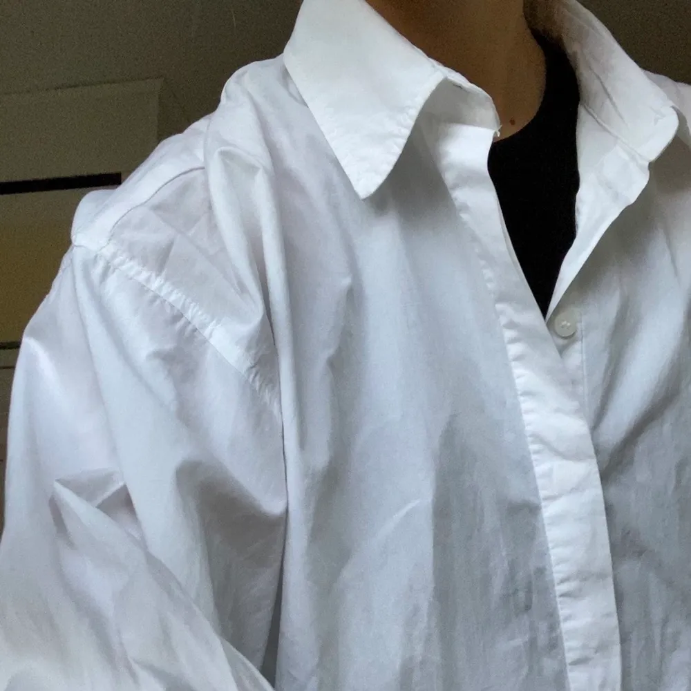 Oversized skjorta från Zara, Strl M, vit. Stor, skön, härlig och perfekt basic-plagg att ha i garderoben!!! 💕 Kan mötas upp i Göteborg!💕 Betalning via swish och köparen står för frakten 📦 . Skjortor.