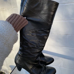 Skinnstövlar - Italienska skinnstövlar i mörk grön! Storlek 38