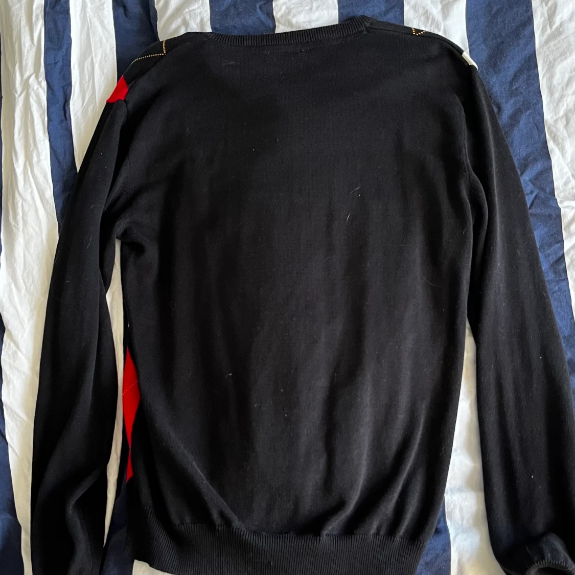 svart-röd-vit rutig tunn tröja  - 90