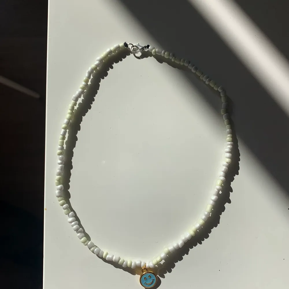 Jättefint vitt handmade halsband med smiley💜 . Finns även att få i andra färger 🥰 kolla även in hannashoops.com för mer produkter storlekar osv. Accessoarer.