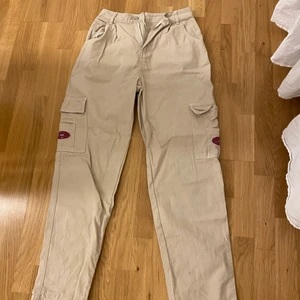 Baggy jeans - Säljer dessa baggy jeansen. Köpta här på Plick men använder ej.