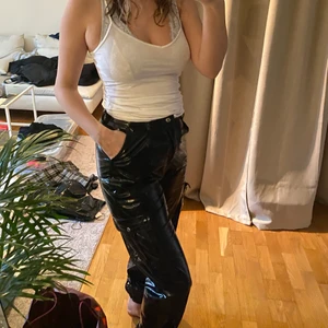 Byxor - Säljer dessa byxor! Ett litet hål som inte syns då hylsa. Är i för den, men väldigt fina. Bjuder på frakt☺️ i storlek L men mer som M