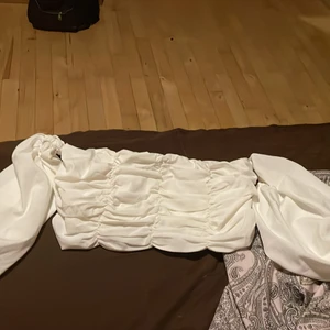 Fin vit topp - Topp använd 2 gånger passar super bra till sommaren eller utomlands skön och luftig passar en 36-40