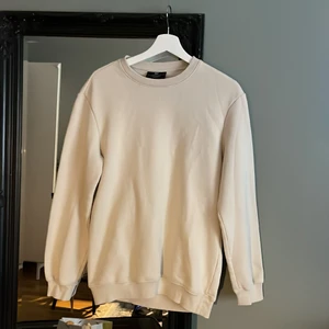 Sweatshirt  - Beige sweatshirt (lite svårt att se färgen på bild) herr modell men funkar för båda. Stl xs, men passar mig som har S. 