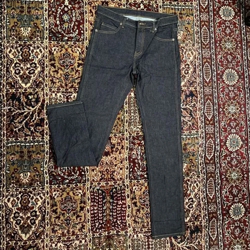 Knappt använda svarta/mörkblåa jeans från Dr. Denim. Katt finns i hem. Skriv om du har frågor :). Jeans & Byxor.